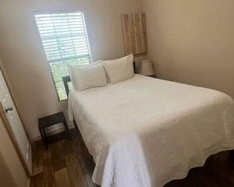 Lakefront Living at Your Door! - Lake Village - Habitación
