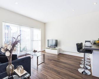 Heron House Apartments - Reading - Living room