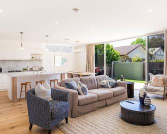 Camellia - Pet Friendly - 3 Min Walk to Centre of Berry - Berry - Living room