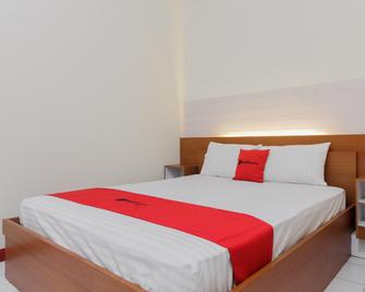 KoolKost Syariah near Ayani Mega Mall Pontianak - Pontianak - Bedroom