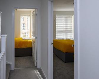Modern Luxury 5 Bedroom House With Parking - Chatham - Спальня