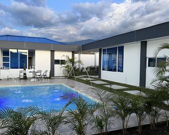 Cabañas Compostela Gigante- Huila Realmente Confortables y Hermosas - Gigante - Piscina