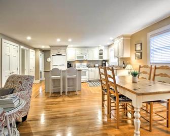 half Mi to Beach Lovely Guesthouse in Kennebunk! - Kennebunk - Dining room