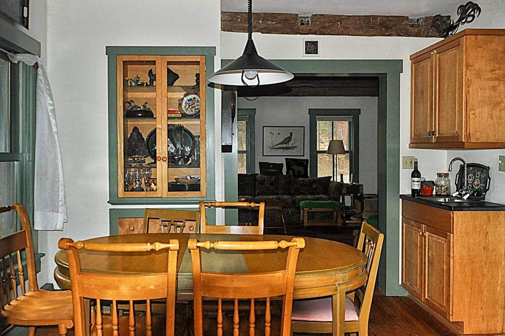 1865 Vermont Farmhouse with Luxury Updates - Londonderry - Jídelna
