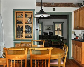 1865 Vermont Farmhouse with Luxury Updates - Londonderry - Jídelna