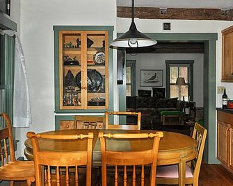 1865 Vermont Farmhouse with Luxury Updates - Londonderry - Jídelna