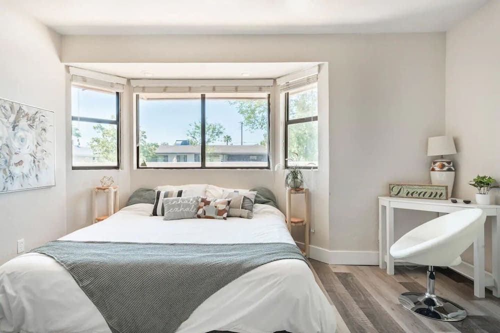 Spacious home! Heated pool, sundeck, and sports court - גלנדייל - חדר שינה