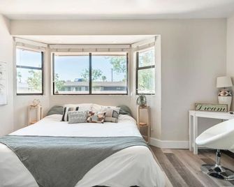 Spacious home! Heated pool, sundeck, and sports court - Glendale - Bedroom