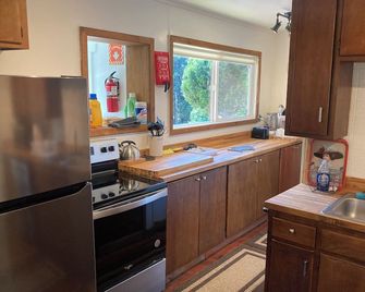 2-Bedroom Gold Miners Cabin On Trinity River, Wi-Fi & Cold Air Conditioning. - Douglas City - Cocina
