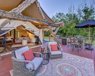 Riverfront | Glamping| Yurt | Hot Tub | Firepit | Kayaks - Marble Falls - Patio