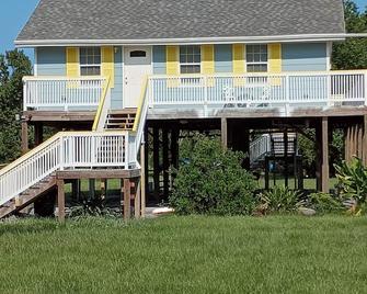 Butsy's Fish Camp is a Cozy 3-bedroom house. Close to the BEST fishing in LA! - Houma - Building