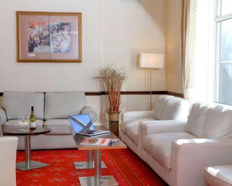 The Diplomat Hotel Restaurant & Spa - Llanelli - Wohnzimmer