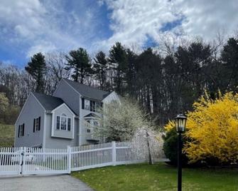 Welcoming beautiful quiet one bedroom with private bath overlooking nature - Haverhill - Building