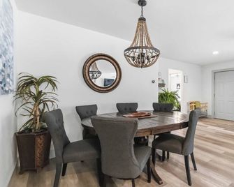 Spacious Renovated Home with Fenced Yard - Springdale - Spisesal