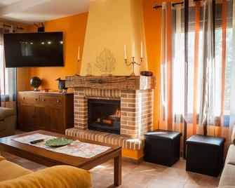 Holiday Home 'Los Robles 1' with Mountain View, Shared Pool and Wi-Fi - Sotillo del Rincón - Sala de estar