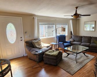 Lake View Home with Community Pool in Riviera Heights - Kelseyville - Living room