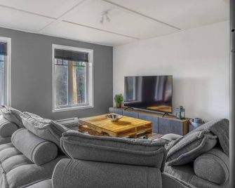 Chalet De l'Escapade hot tub Lakeview kayaks pool table babyfoot ! - Entrelacs - Salon