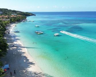 B. Apart Hotel - Coxen Hole - Pláž