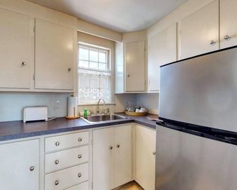 Lovely studio w/full kitchen/free WiFi- next to river/antique shops/restaurants - Wiscasset - Cocina
