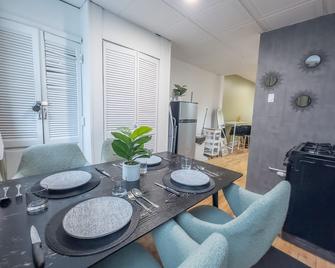 Sage Stay by the Train, We Pay Half Your Parking, 2 Queen Beds plus Sleeps 6 - Hoboken - Dining room