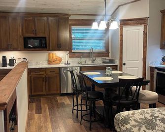 Charming 3-bedroom farmhouse in peaceful Fairhope with AC - Феєргоуп - Кухня