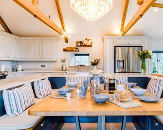 The Farmhouse - within the Helland Barton Farm collection - Delabole - Eetruimte