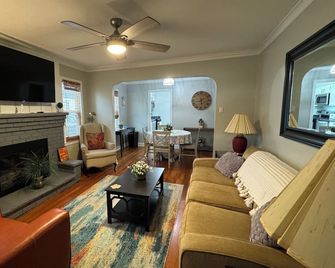 Charming 2-bedroom Bungalow - Close to Everything! - Charleston - Huiskamer