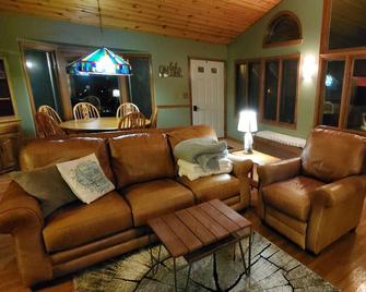 Cozy Retreat on Gypsy Cove! - Effingham - Living room