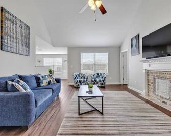 Charming Spacious 3br Spring Hill Home! - Spring Hill - Obývací pokoj