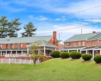 Econo Lodge Waynesboro - Skyline Drive - Waynesboro - Building