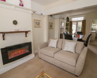 5 Albany Road, Stratford-Upon-Avon - Stratford-upon-Avon - Living room