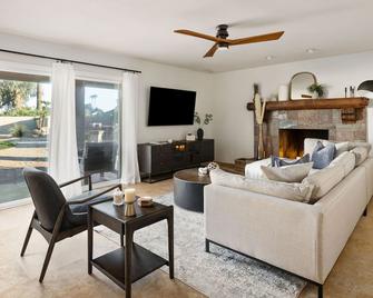 Sparkling Pool Poker Table and Relaxation at Sweetwater - Scottsdale - Living room