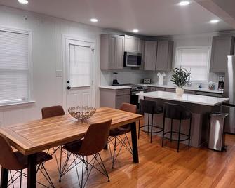 Charming 3-bedroom house with WiFi and AC in Charlotte - Σάρλοτ - Κουζίνα