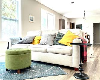 Entire house - newly built, open layout, long term OK - pet friendly! - Midland - Living room