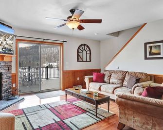 Northwood Chalet , exceptional view, 1mi to Village, Hot tub , A/C , fire pit - Ellicottville - Sala de estar