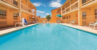 Baymont by Wyndham Lubbock - Downtown Civic Center - Lubbock - Piscina