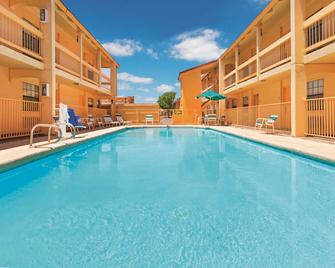 La Quinta Inn by Wyndham Lubbock - Downtown Civic Center - Lubbock - Bể bơi