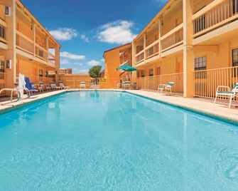 La Quinta Inn by Wyndham Lubbock - Downtown Civic Center - Lubbock - Pool
