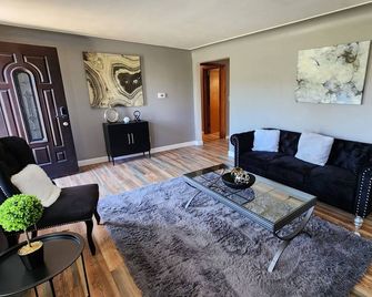Beauty Near Mill Creek Park at Bears Den - Youngstown - Wohnzimmer
