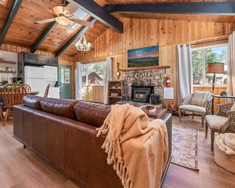 The Oasis Chalet - Walking distance to The Village, The Lake, and Alpine Slide! - Big Bear Lake - Living room