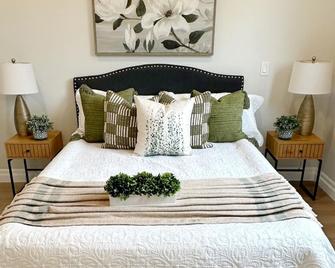 Kira Homes - Goderich - Schlafzimmer