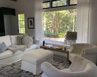 Stunning Tiny House- 5 minutes to Avoca Beach & Amenities - Kincumber - Soggiorno