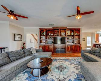 Large Home Sleeps 23 in Santa Claus 5 Mins from Holiday World - Santa Claus - Living room