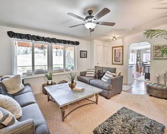 John Day Lakehouse w/ a Great Outdoor Space! - John Day - Living room