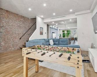 Spacious 4-bedroom townhome with WiFi and AC in marvelous Brooklyn - Brooklyn - Wohnzimmer