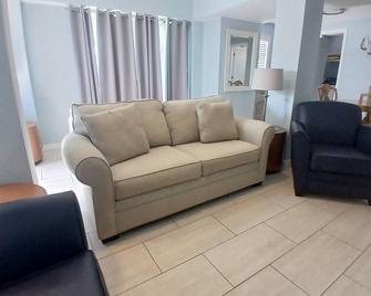 Egret - 1st Floor Freshly Updated Kit W&D 3 Miles to Beach - Bonita Springs - Living room