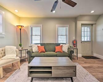 Mid-Century Modern Apt - Steps to Lake George - Hague - Sufragerie