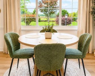 Modern Ranch · 3 Kings · 4 Min Tpc River Highlands . Golf Retreat - Cromwell - Eetruimte