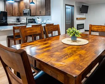 Brillion 2‑Bedroom Suite w/ Full Kitchen Near Ariens – Unit #6 - Brillion - Comedor