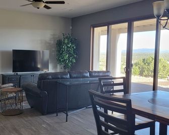Peace and Quiet in the heart of Williamson Valley Ranch - Prescott - Oturma odası